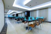 una sala conferenze con tavoli e sedie con tovaglioli blu sopra di فندق آراك الشريعة a Ajyad