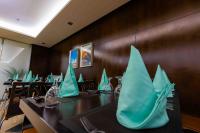 una sala da pranzo con tovaglioli blu su un tavolo di فندق آراك الشريعة a Ajyad