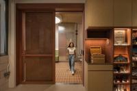 新加坡BEAT 1932 Hostel at Chinatown的走下大楼走廊的女人