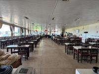 ein leeres Esszimmer mit Tischen und Stühlen in der Unterkunft Hotel Via Montes in Montes Claros