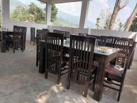 Un comedor con sillas de madera y una mesa de madera. en PJ Duplex- A Luxury Stay in Kedarnath, en Phata