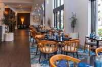 een rij tafels en stoelen in een restaurant bij Hilton Tampa Downtown in Tampa