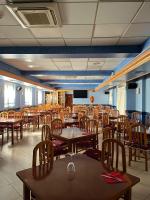 une salle à manger avec tables et chaises et une télévision dans l'établissement Agarimo, à Trapagaran