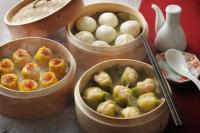 tres contenedores llenos de comida sobre una mesa en OMO7 Yokohama by Hoshino Resorts, en Yokohama