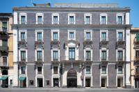 カターニアにあるPalace Catania | UNA Esperienzeのバルコニー付きの大きな灰色の建物