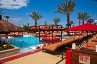 einen Pool in einem Resort mit Bänken und einem Wasserpark in der Unterkunft Golden Nugget Biloxi in Biloxi