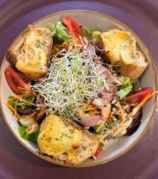 eine Schüssel mit Essen, Salat und Toast in der Unterkunft Unique et Insolite Bus Iliade in Bourg