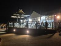 eine Gruppe von Menschen, die nachts vor einem Gebäude stehen in der Unterkunft Meadow Banks Combe Haven in Hastings