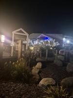 ein Willkommensschild vor einem Gebäude in der Nacht in der Unterkunft Meadow Banks Combe Haven in Hastings