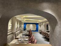 een eetkamer met een lange tafel en stoelen bij Pinky Hotel in Dausa