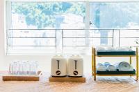 Una habitación con dos jarrones y un estante con vasos. en Sea Dragon Hotel Cát Bà & Aparment, en Cat Ba