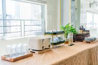 Una mesa con secador de pelo y una ventana. en Sea Dragon Hotel Cát Bà & Aparment, en Cat Ba