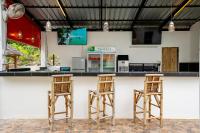 Dos taburetes de bar de madera sentados en un mostrador en Samui Hills Resort, en Nathon Bay