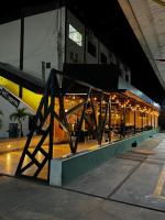 un edificio con tavoli e sedie di fronte di Belo Hotel a Tomé-Açu