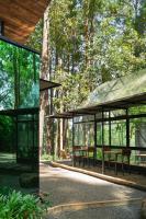 een paviljoen met tafels en stoelen in een bos bij Kaya Retreat in Diyatalawa