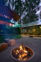 een vuurplaats voor een gebouw bij Kaya Retreat in Diyatalawa