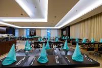 una sala conferenze con tavoli e sedie con tovaglioli blu di فندق آراك الشريعة a Ajyad