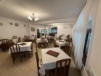 马拉亚Casa Lacului的一间有桌椅的餐厅