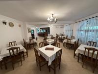 马拉亚Casa Lacului的一间有桌椅的餐厅