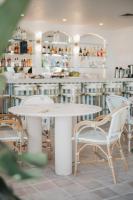 パーム・スプリングスにあるCasa Palma Hotel & Bungalowsの白いテーブルと椅子