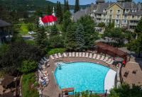Una vista aérea de una piscina en un complejo turístico. en Tour des Voyageurs, en Mont-Tremblant