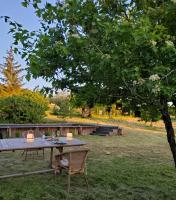 een picknicktafel onder een boom in een tuin bij La Parenthèse à Etrigny in Étrigny