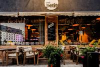 ein Restaurant mit Tischen und Stühlen davor in der Unterkunft Le Petit in Bratislava