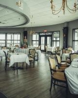 ラック・ブロムにあるHotel Lac Brome, BW Signature Collectionの白いテーブルと椅子のあるダイニングルーム