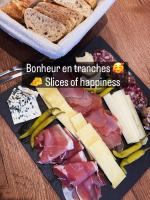 een bord van verschillende soorten kaas en brood bij Amis Wine House in Pomerol