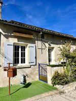 una casa con un buzón delante de ella en Le Petit Brétigny, en Beaumont