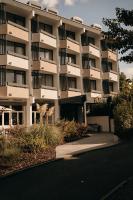 バンベルクにあるDas HOB - Hotel Original Bambergの大きなアパートメントで、目の前に通りがあります。
