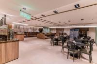Un restaurante con mesas y sillas y un mostrador. en فندق هيل Hill Hotel, en Medina