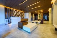 un vestíbulo con mesas y bancos en un edificio en S Resort El Nido Managed by H Hospitality Group - Newly Renovated, en El Nido