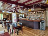 Un restaurante con barra, mesas y sillas. en Herberg van Loon, en Loon