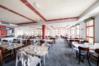 アーク 1801にあるVillages Clubs du Soleil - ARC 1800のテーブルと椅子と窓のあるダイニングルーム