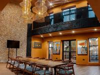 Una televisión o centro de entretenimiento en The Getaway Resort