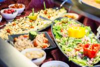 アーク 1801にあるVillages Clubs du Soleil - ARC 1800のテーブルの上に並べられたさまざまな種類の食べ物のビュッフェ