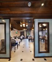 MeramにあるSırçalı Hotelのダイニングルーム(テーブル、椅子付)、