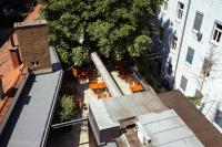 Una vista aérea de una calle con mesas y un edificio. en GH Luxury Apartments Graz, Gösser Haus, en Graz