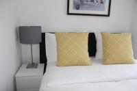Ein Bett oder Betten in einem Zimmer der Unterkunft Bridge Inn