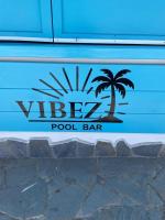 een sticker van een palmboom op een deur bij B-Rent Suite Casa Ventura in Corralejo