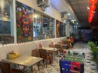 吉婆岛CATBA PANDORA Hotel & Travel的餐厅设有桌子,墙上挂着一幅大画