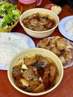 吉婆岛CATBA PANDORA Hotel & Travel的餐桌上放着一碗食物和米饭