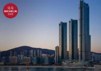 un grupo de edificios altos en una ciudad en Signiel Busan, en Busan