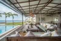 蓝梦岛Naluna Lembongan的开放式客厅享有海景