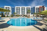una imagen de una piscina frente a un hotel en SpringHill Suites Orange Beach at The Wharf, en Orange Beach