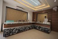 um homem parado atrás de um balcão num restaurante em Samraddh Palace em Alwar