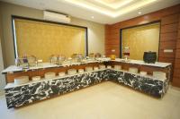 um restaurante com um balcão com pratos em Samraddh Palace em Alwar