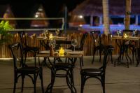 een groep tafels en stoelen met wijnglazen bij Slumber Resort Koh Chang in Ko Chang