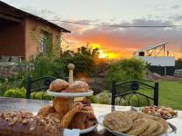 una mesa cubierta con platos de pan y bollería en Ecolodge Tamount Farah, en Kenitra